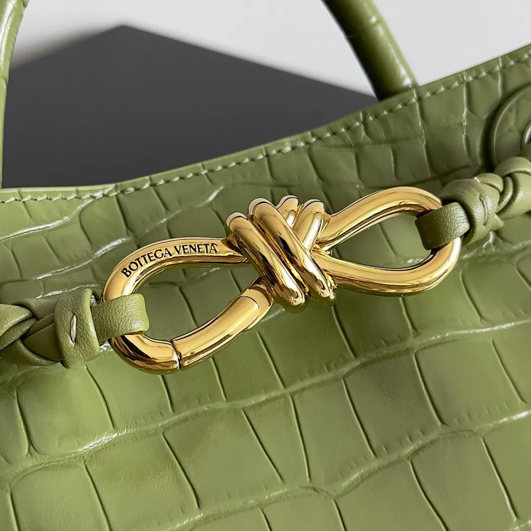 Batch 2880 BOTTEGA VENETA new women's crocodile leather ANDIAMO is shipped! ! ! As a classic model of the BV family, each innovation brings different surprises to fans. There are three ways to carry it with different makeup. Crocodile skin is called the gold in leather and is famous for its top luxury and rarity. During use, the luster of the crocodile skin will not fade or fade with time. No matter how long it is used, it will still remain new. And because each crocodile skin is different, the effect of each crocodile leather bag is different. Style number: 777614 Size: 22*9*15.5cm